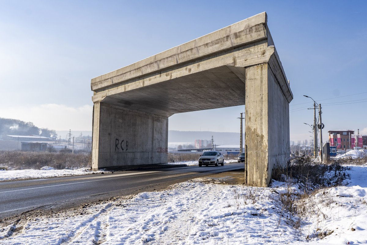 Egy-egy felüljáró jelzi, hogy évek óta nekifogtak a terelőútnak. Archív •  Fotó: Haáz Vince