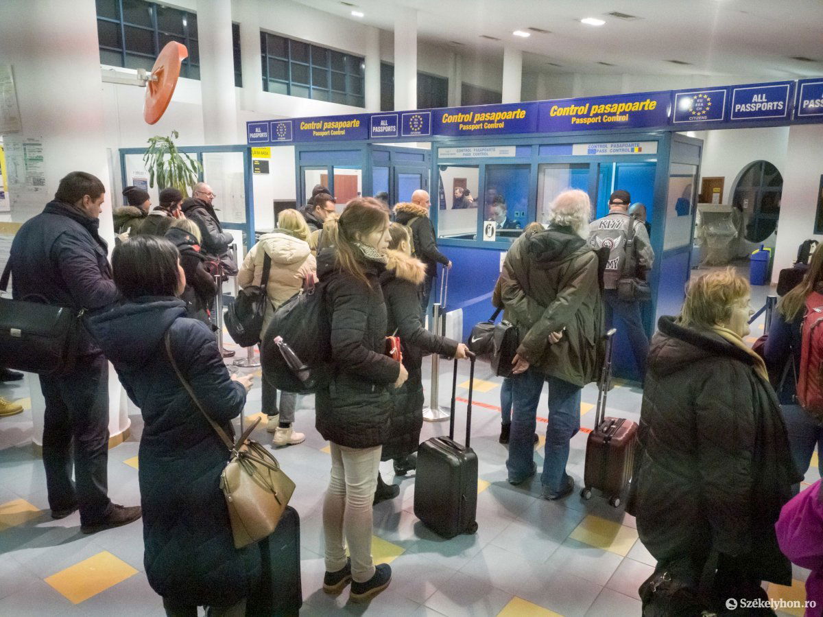 A román hatóságok mindenekelőtt a repülőtereken vezetnek be biztonsági intézkedéseket •  Fotó: Beliczay László
