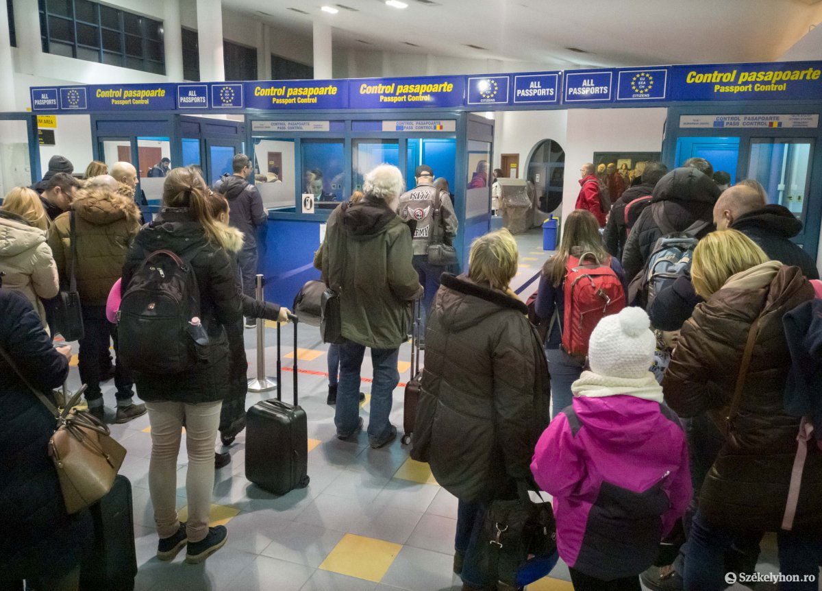 Fokozottan ellenőrzik a repülőtereken is az Észak-Olaszországból hazatérő román állampolgárokat •  Fotó: Beliczay László