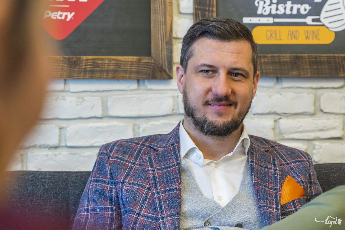 Szereti látni, ha valaki olyat eszik a bisztróban, amit még addig nem evett •  Fotó: Haáz Vince
