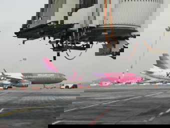 Megszűnnek az erdélyi városokat Béccsel összekötő Wizz Air-járatok
