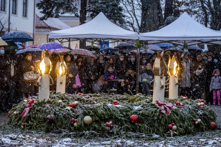 A negyedik adventi gyertyát is meggyújtották, a betlehemi békelángot is átadták
