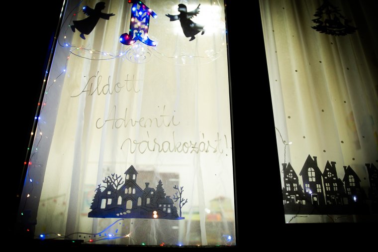 Adventi „ablakvadászat” Székelyhodoson