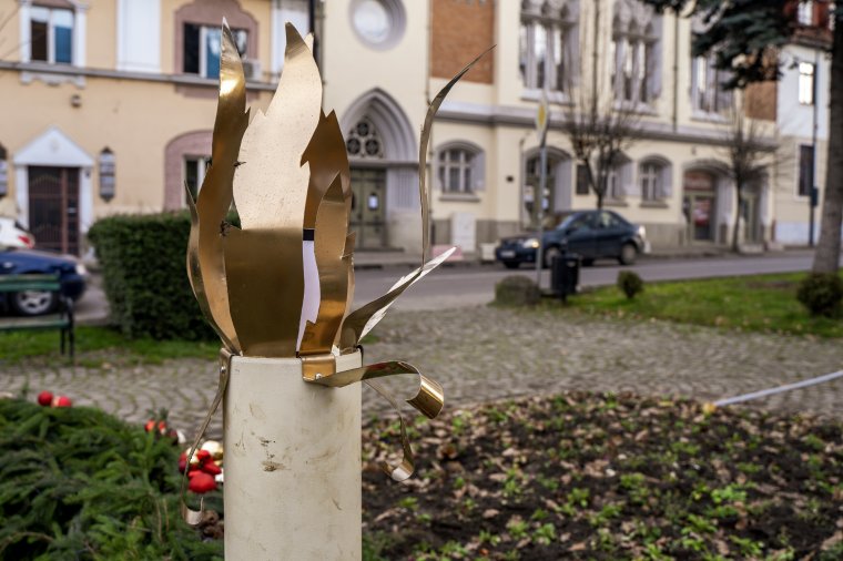 Megrongálták a Bolyai téren felállított adventi koszorút