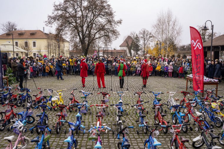 A húszéves cég száz biciklit adományozott