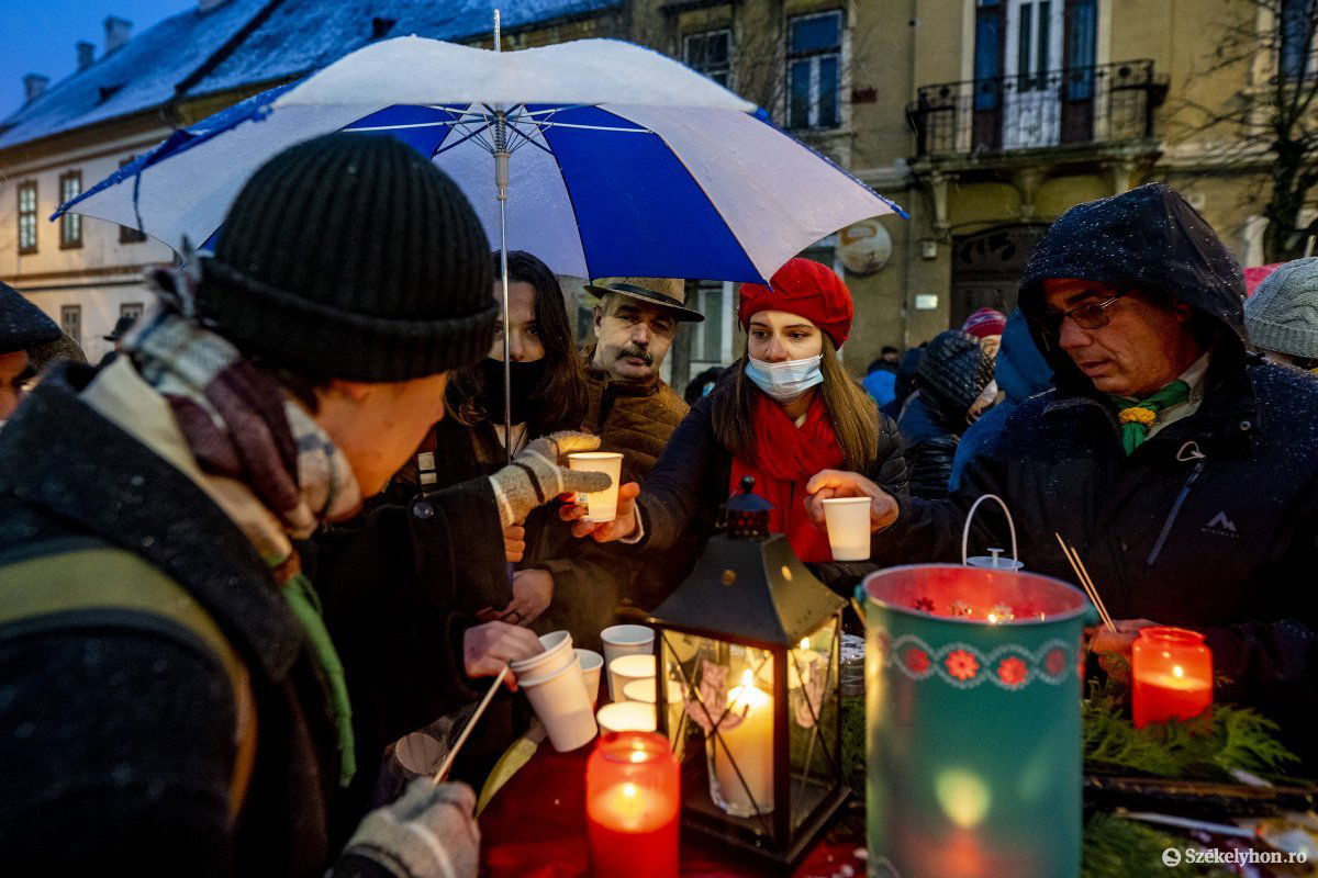 Szétosztották a betlehemi békelángot •  Fotó: Haáz Vince