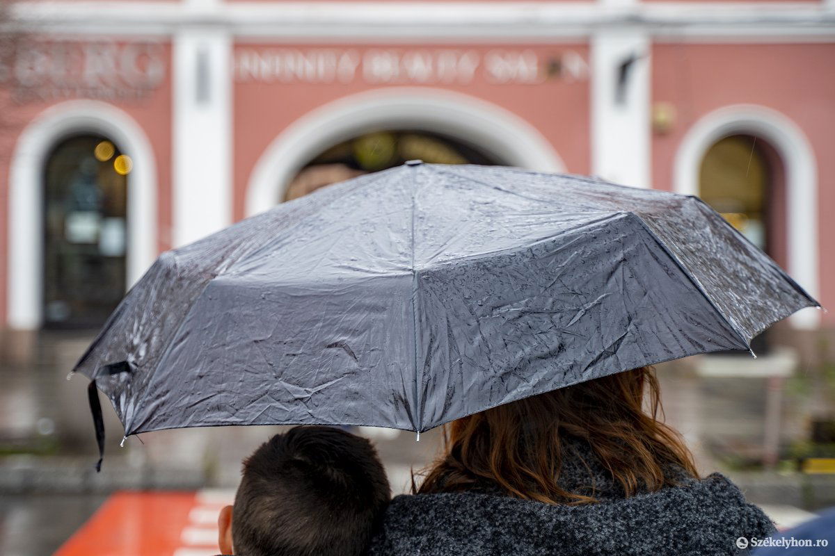 Jó lesz, ha az esernyőt nem tépi ki a kezünkből a szél. Képünk illusztráció •  Fotó: Haáz Vince