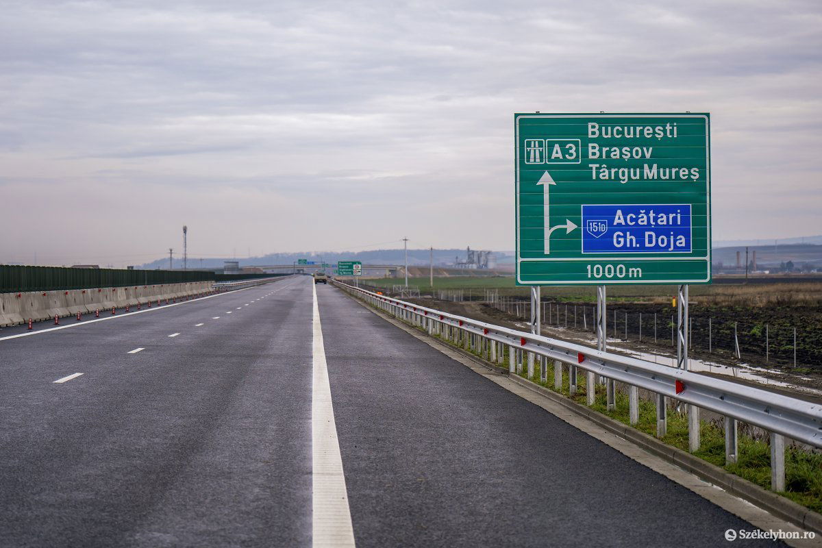 Rosszul viselhető irány. Az észak-erdélyi autópályáról jelenleg rendkívül zsúfolt úton lehet eljutni Dózsa György, Ákosfalva irányában kelet felé •  Fotó: Haáz Vince