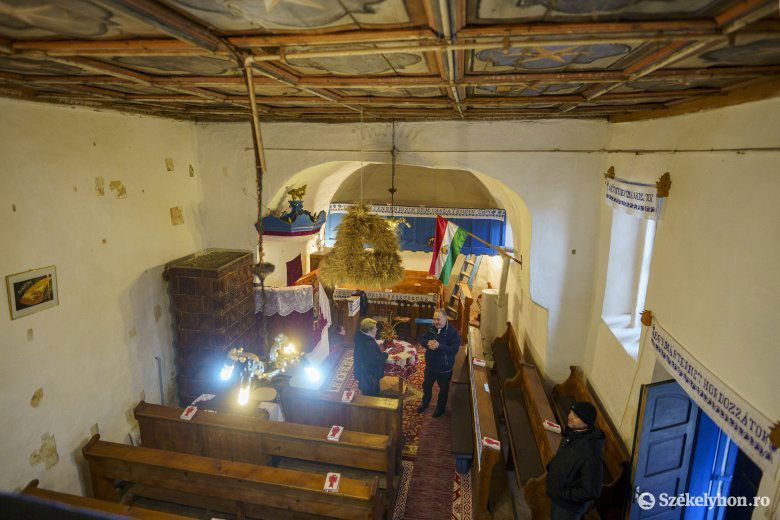 A lelkész büszkén mesél a templomról és a zsindelytető felújításáról •  Fotó: Haáz Vince