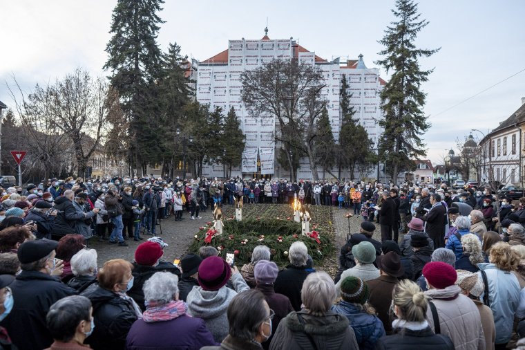 Óriás adventi koszorú körül gyűltek össze a marosvásárhelyiek