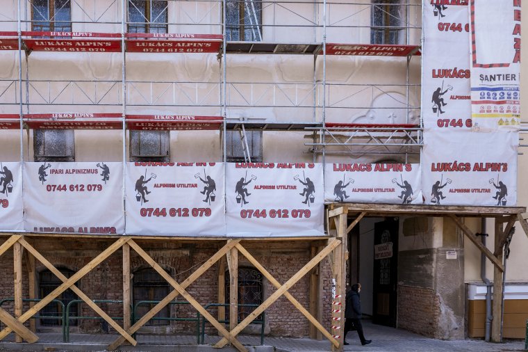 Reklámok helyett az épület homlokzatát kell bemutatni a védőhálókon