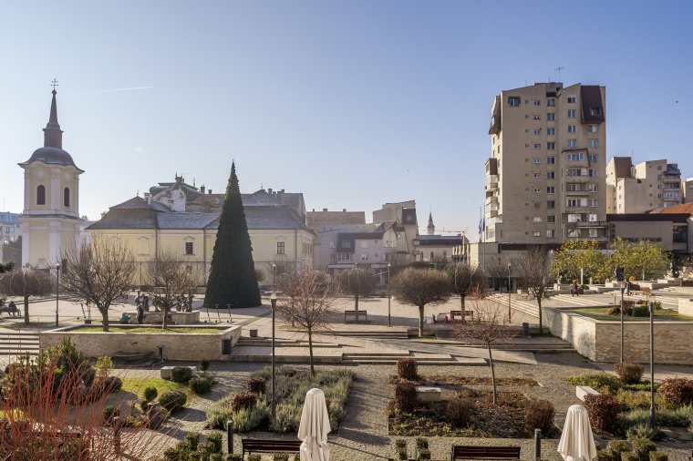 A fenyő már áll, az adventi koszorú is hamarosan a helyére kerül Marosvásárhelyen