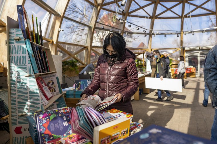Elkezdődött a könyvvásár az üvegkupolában