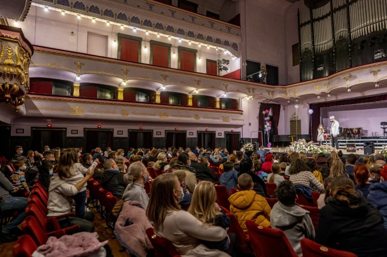 A bűvész a teremben lévőket nem tudta „eltüntetni” a rendőrök elől