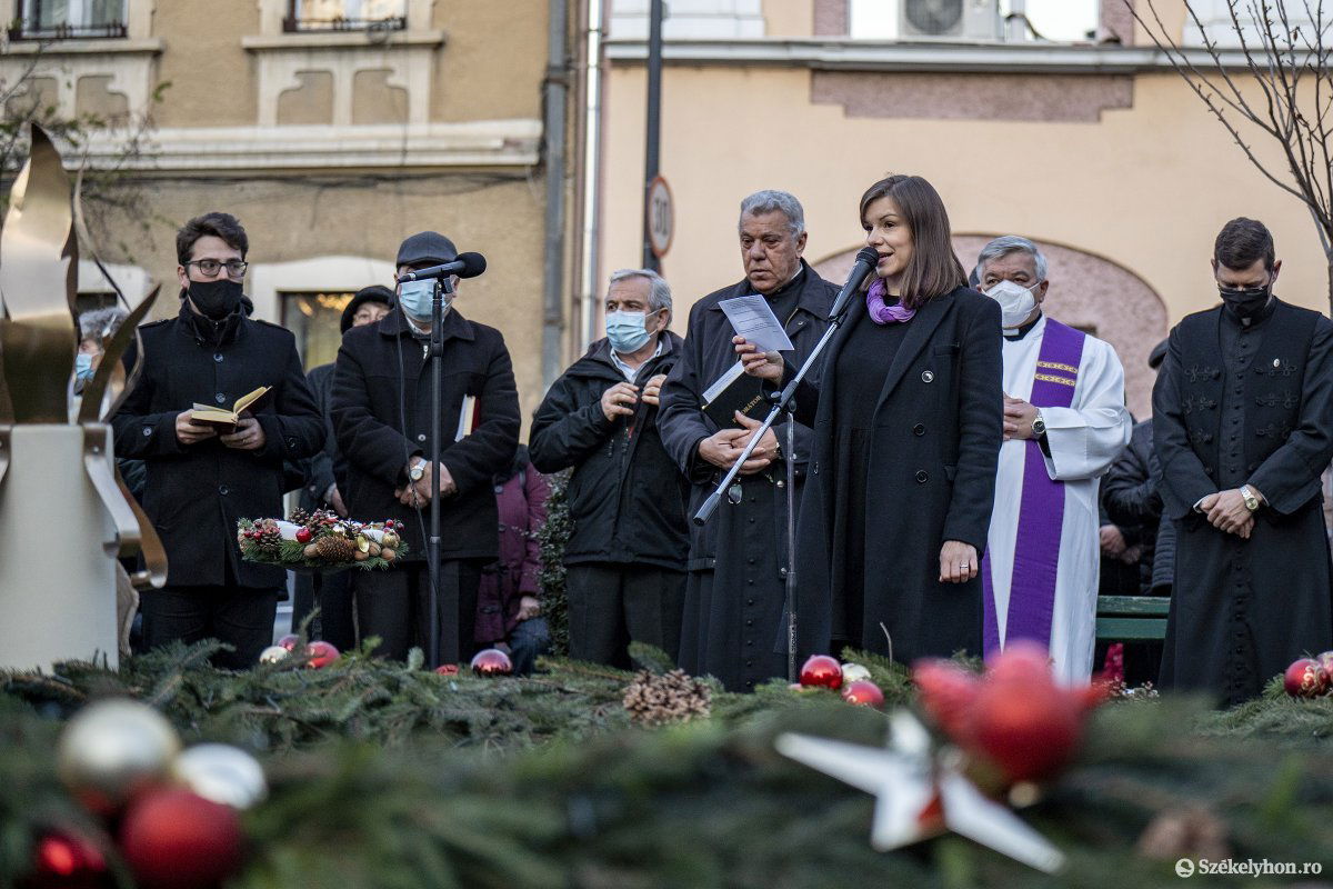 Szente Kaatalin, majd (balról) Oláh Dénes köszönyötte a jelenlevőket •  Fotó: Haáz Vince