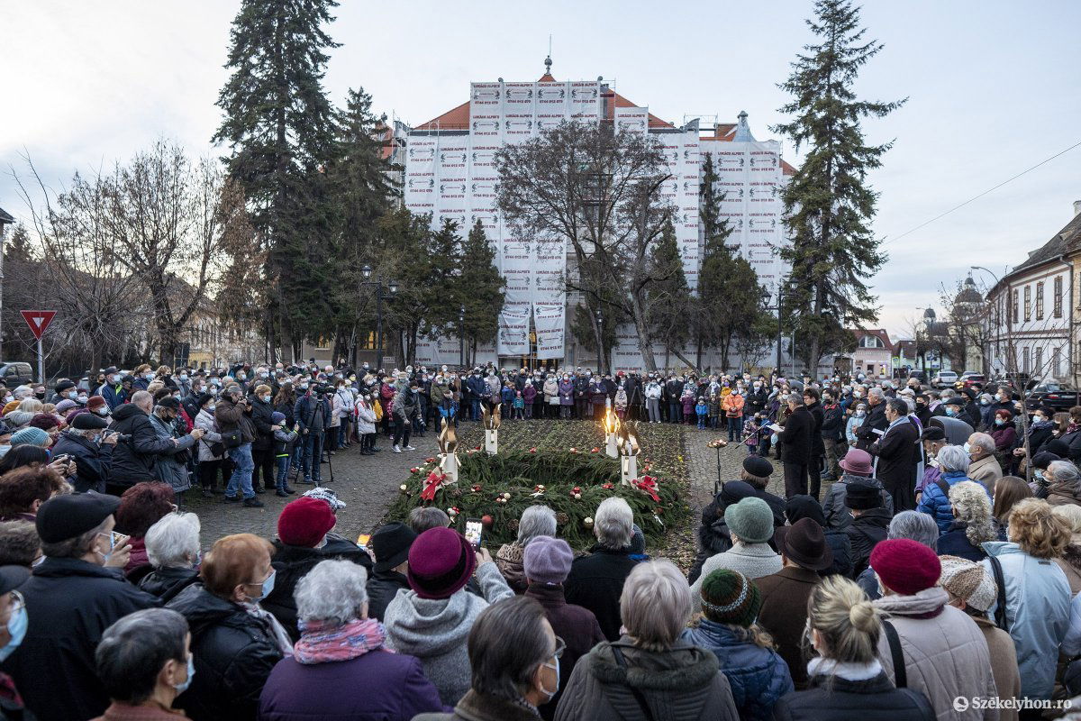 A Bolyai tér megtelt az első adventi koszorú első gyertyagyújtásán •  Fotó: Haáz Vince