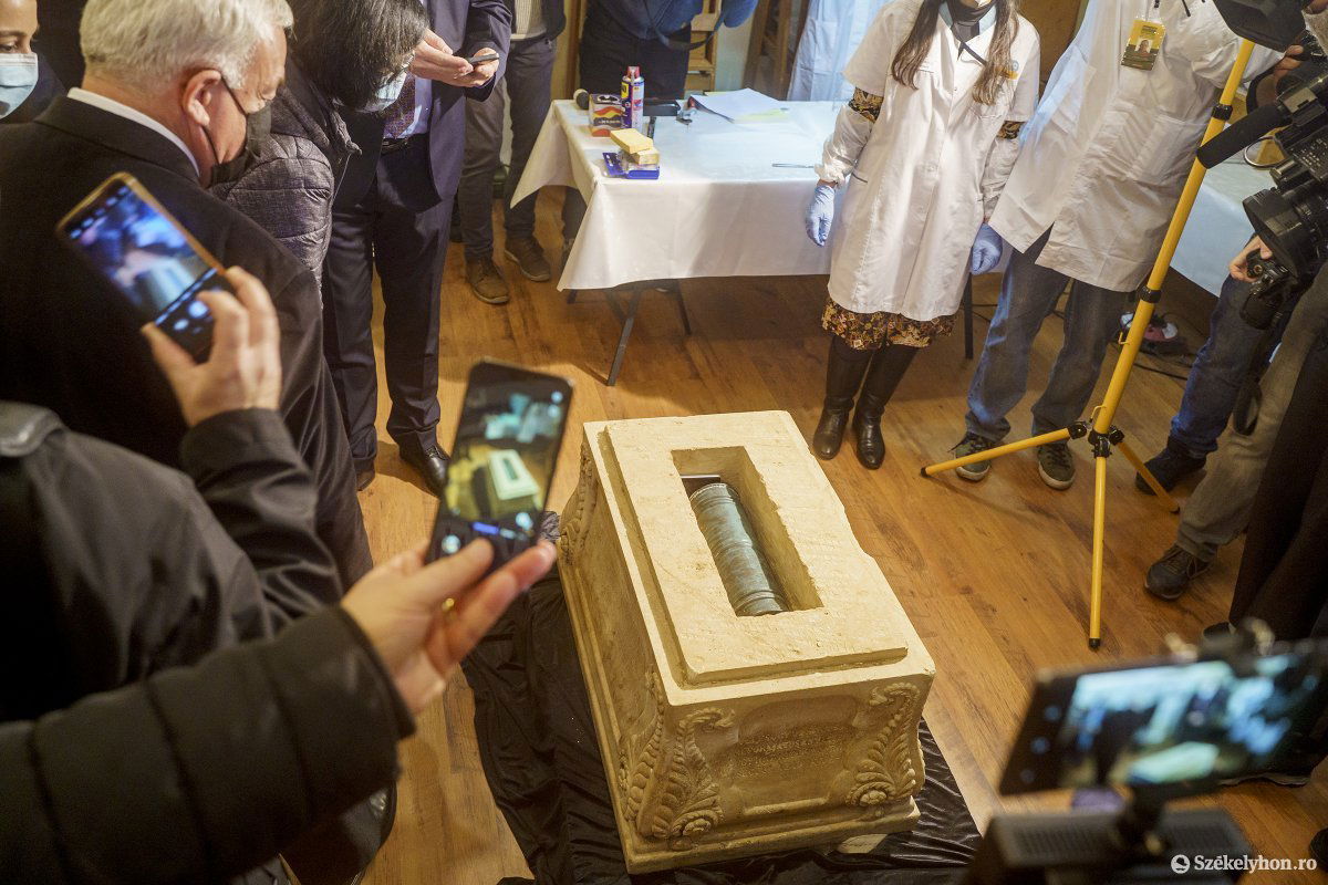 Nagy izgalommal várták Vásárhelyen a kőből faragott, súlyos láda, majd a fémből készült kapszula felbontásának pillanatát •  Fotó: Haáz Vince