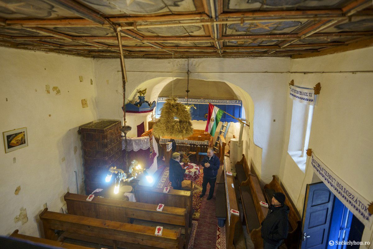 A lelkész büszkén mesél a templomról és a zsindelytető felújításáról •  Fotó: Haáz Vince