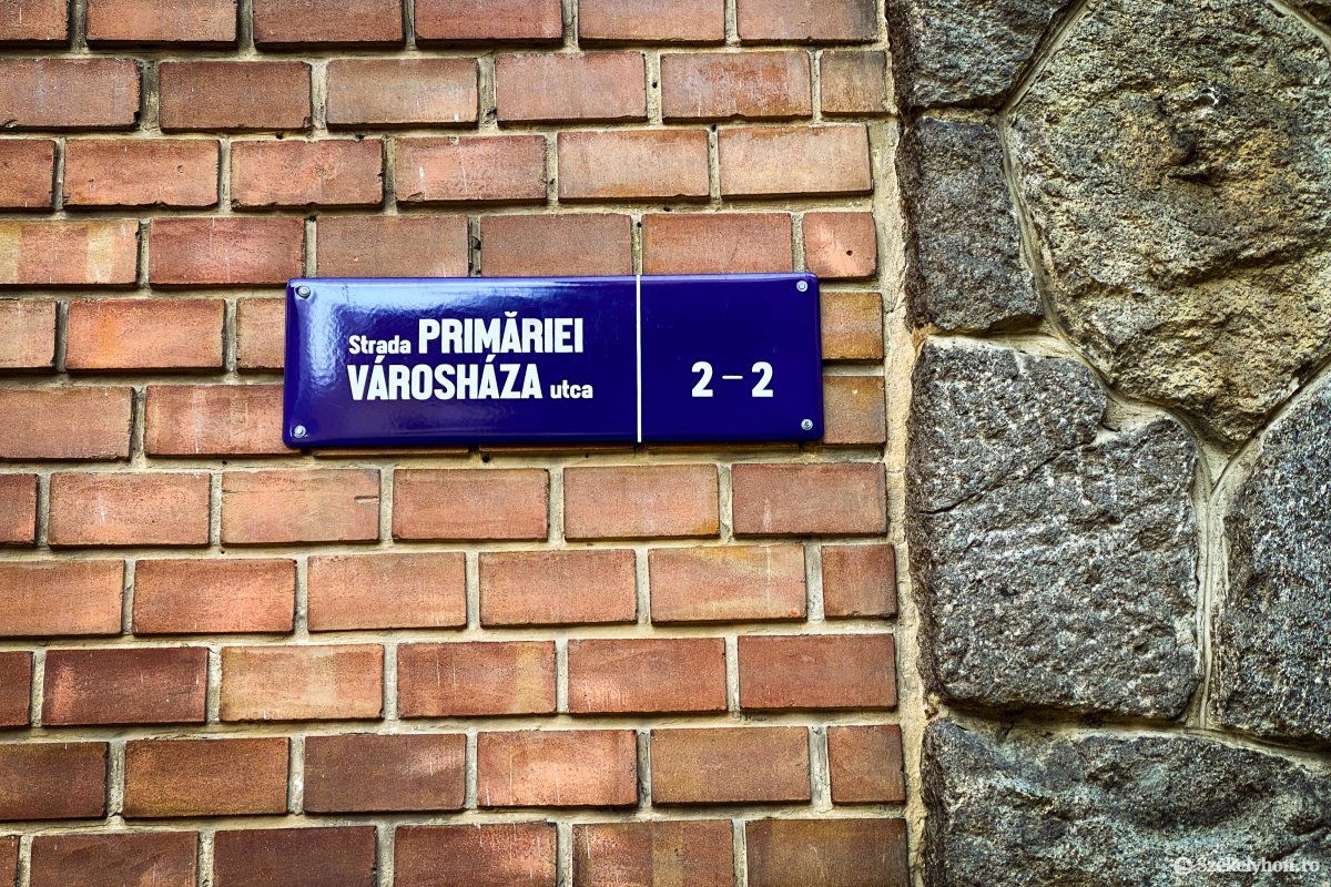 Néhány kerámiaalapú utcanévtábla már a helyére került, decemberben még többet helyeznek ki a tervek szerint •  Fotó: Rab Zoltán