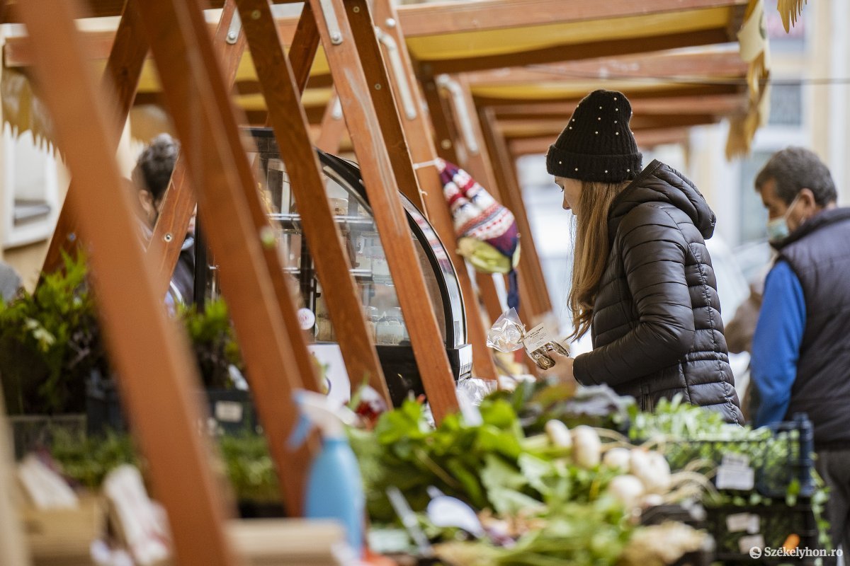 Minden hónap harmadik péntekén vásár van a Rákóczi lépcsőnél &bullet;  Fotó: Haáz Vince
