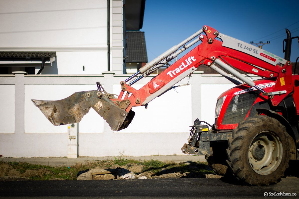 Dolgoznak a megyei úton, az ipari beruházásokat is ide irányítanák &bullet;  Fotó: Rab Zoltán