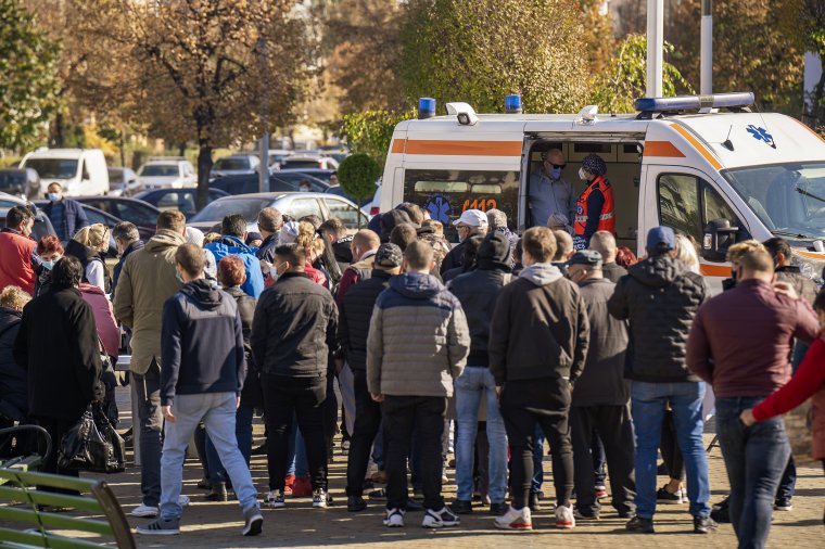 Hosszú sort kell kivárnia annak, aki az egydózisú oltást szeretné megkapni Marosvásárhelyen
