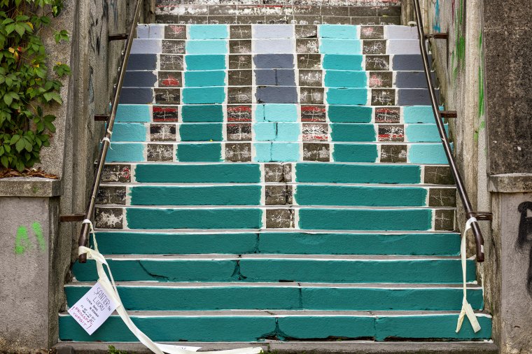 Szürke és barátságtalan lett a köztéri lépcső, most újrafestik