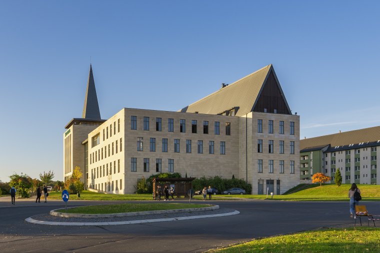 Covid-igazolványhoz kötnék az egyetemekre való bejárást