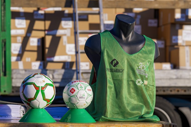 Sportszercsomagokat kaptak a Maros megyei iskolások