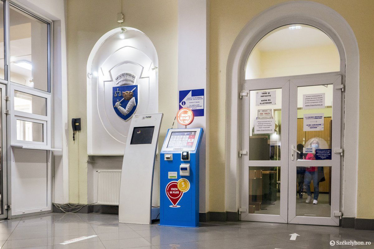 A marosvásárhelyi városházán automatával is lehet adót fizetni •  Fotó: Haáz Vince