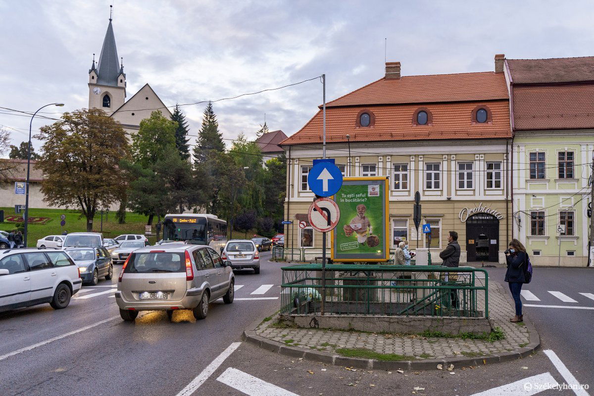 Központi helyen van az elhagyott illemhely •  Fotó: Haáz Vince