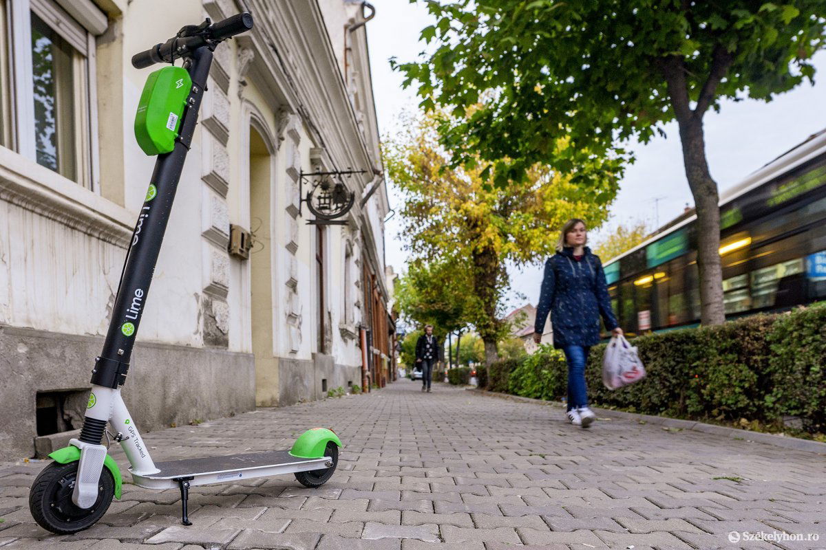 Többnyire a járdákon parkolják a hajtányokat &bullet;  Fotó: Haáz Vince