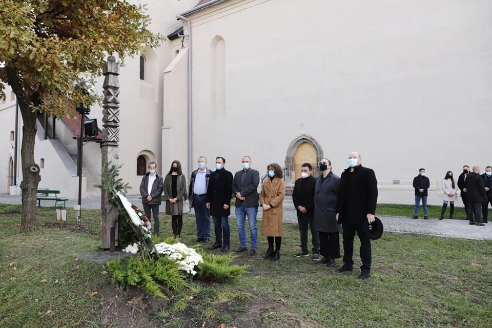 A járványhelyzetre való tekintettel az RMDSZ-frakció szűk körben emlékezett &bullet;  Fotó: Kovács Levente Mihály/Facebook