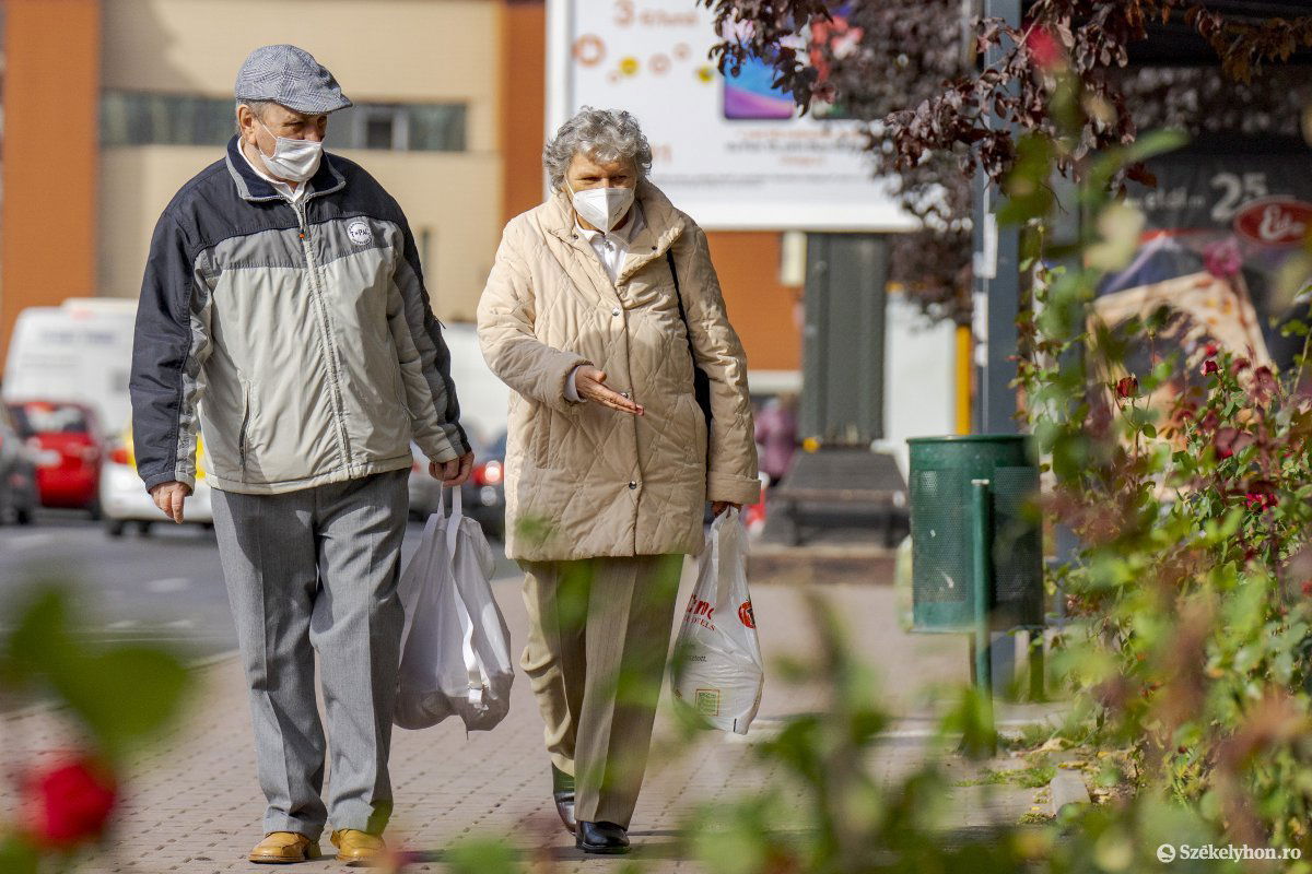 Marosvásárhelyen a köztereken továbbra is kötelező a maszkviselés •  Fotó: Haáz Vince