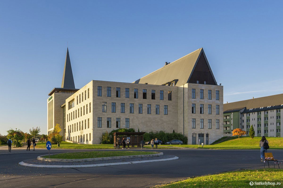 A Rektorok Országos Tanácsa azt szeretné, ha Covid-igazolványhoz kötnék az egyetemekre való bejárást • Fotó: Haáz Vince