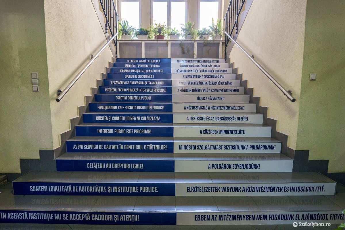 A városvezetés krédóit felfestették a lépcsőkre &bullet;  Fotó: Haáz Vince