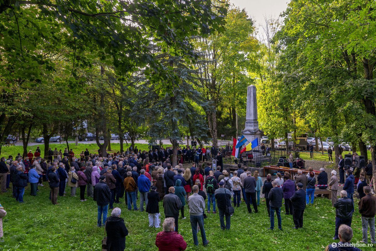 Marosvásárhelyen a Postaréten, a Székely vértanúk emlékművénél gyűlnek össze. Archív •  Fotó: Haáz Vince