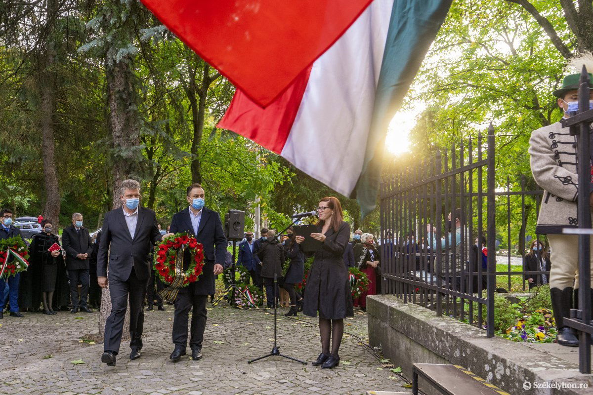 Marosvásárhely polgármesterre és alpolgármestere koszorúz &bullet;  Fotó: Haáz Vince