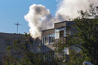 Háztartási eszköz gyulladt ki egy lakásban