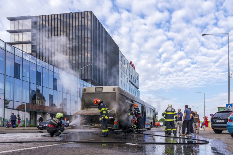 Kigyulladt egy autóbusz egy forgalmas marosvásárhelyi útszakaszon