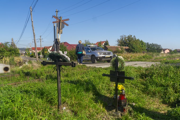 Keresztek emlékeztetnek a halálos balesetekre, most sorompókat szerelnek a vasúti átjárókhoz