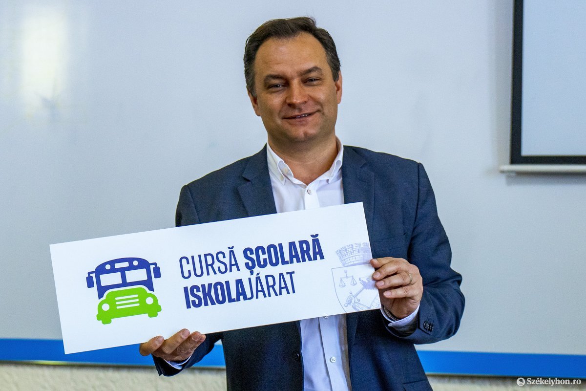 Portik Vilmos mutatja, hogy milyen megkülönböztető táblája lesz a buszoknak &bullet;  Fotó: Haáz Vince