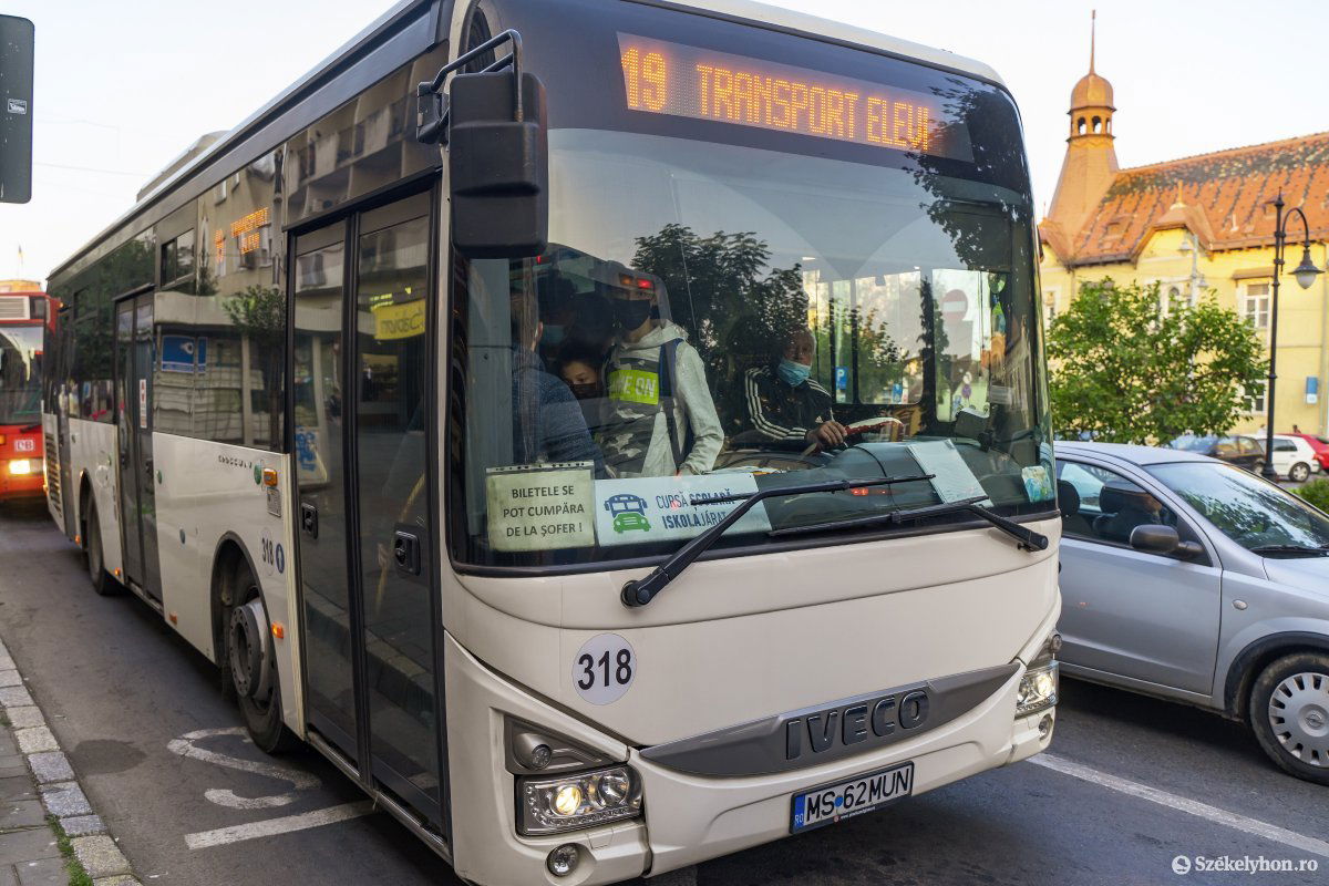 Keddtől már ez a busz viszi iskolába a diákok egy részét •  Fotó: Haáz Vince