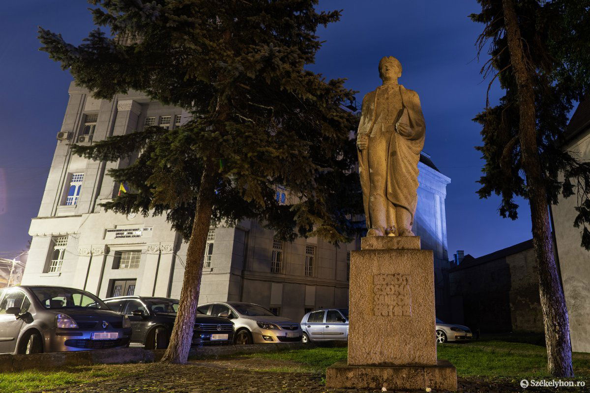 Kőrösi Csoma Sándor szobra is nehezen kivehető sötétedés után •  Fotó: Haáz Vince
