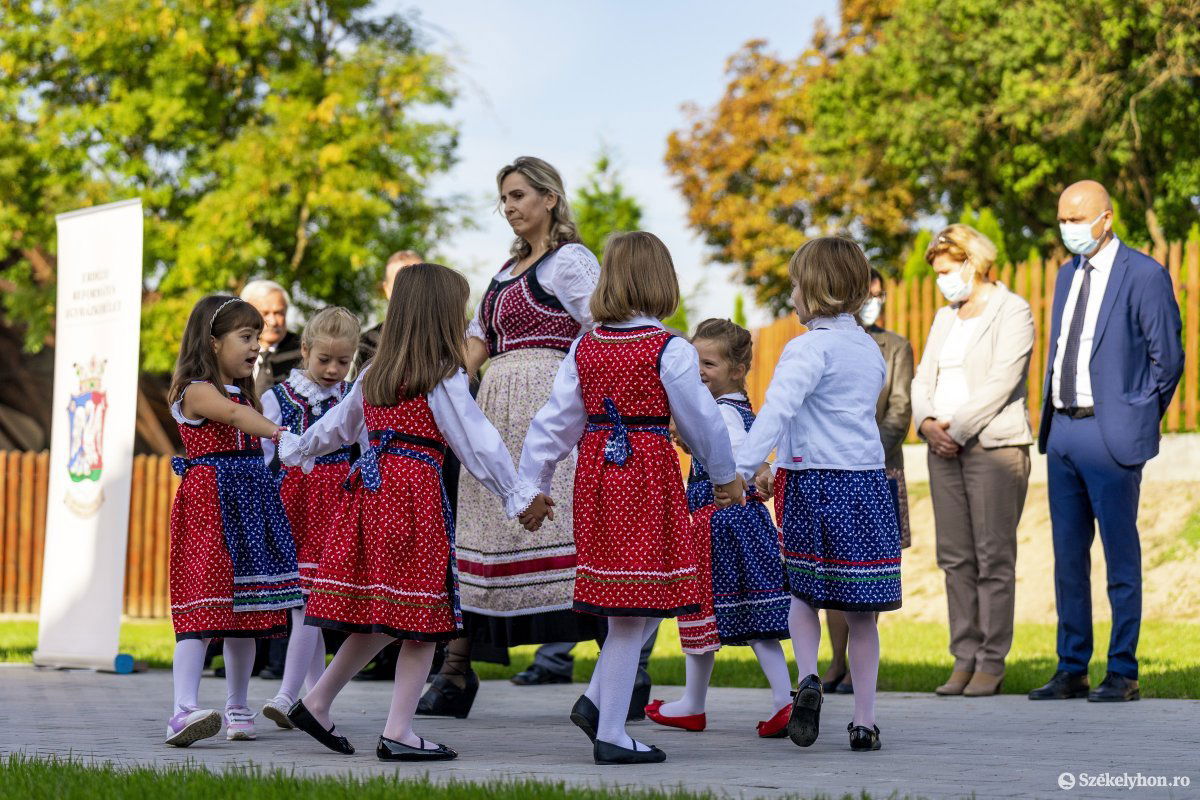 A kisgyermekek műsora Koronkán •  Fotó: Haáz Vince