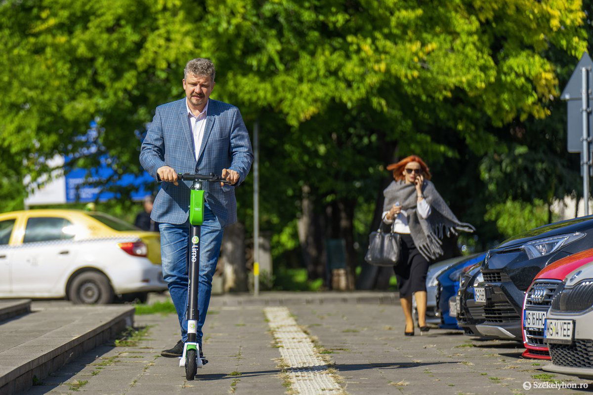 Városszerte láthatjuk őket, közlekedhetünk velük. Soós Zoltán is kipróbálta a hajtányt •  Fotó: Haáz Vince