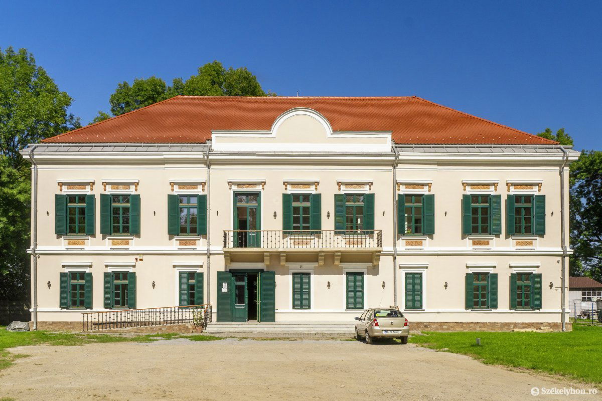 Régi pompájában az impozáns épület •  Fotó: Haáz Vince