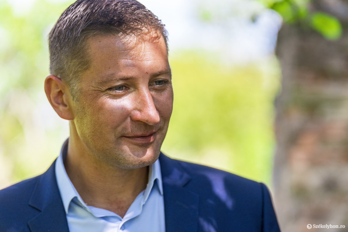 Tervei vannak a református lelkésznek •  Fotó: Haáz Vince