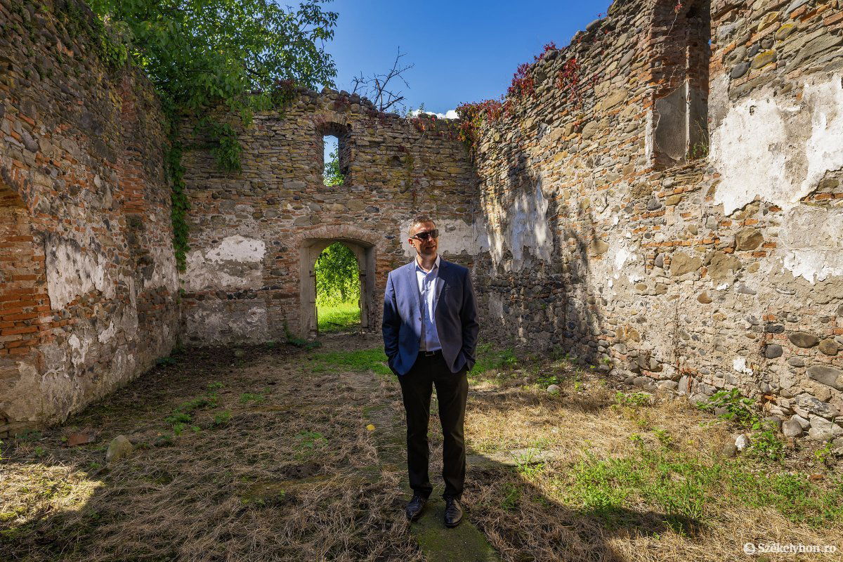 Dobos Loránd lelkész jól érzi magát a gyülekezet élén •  Fotó: Haáz Vince