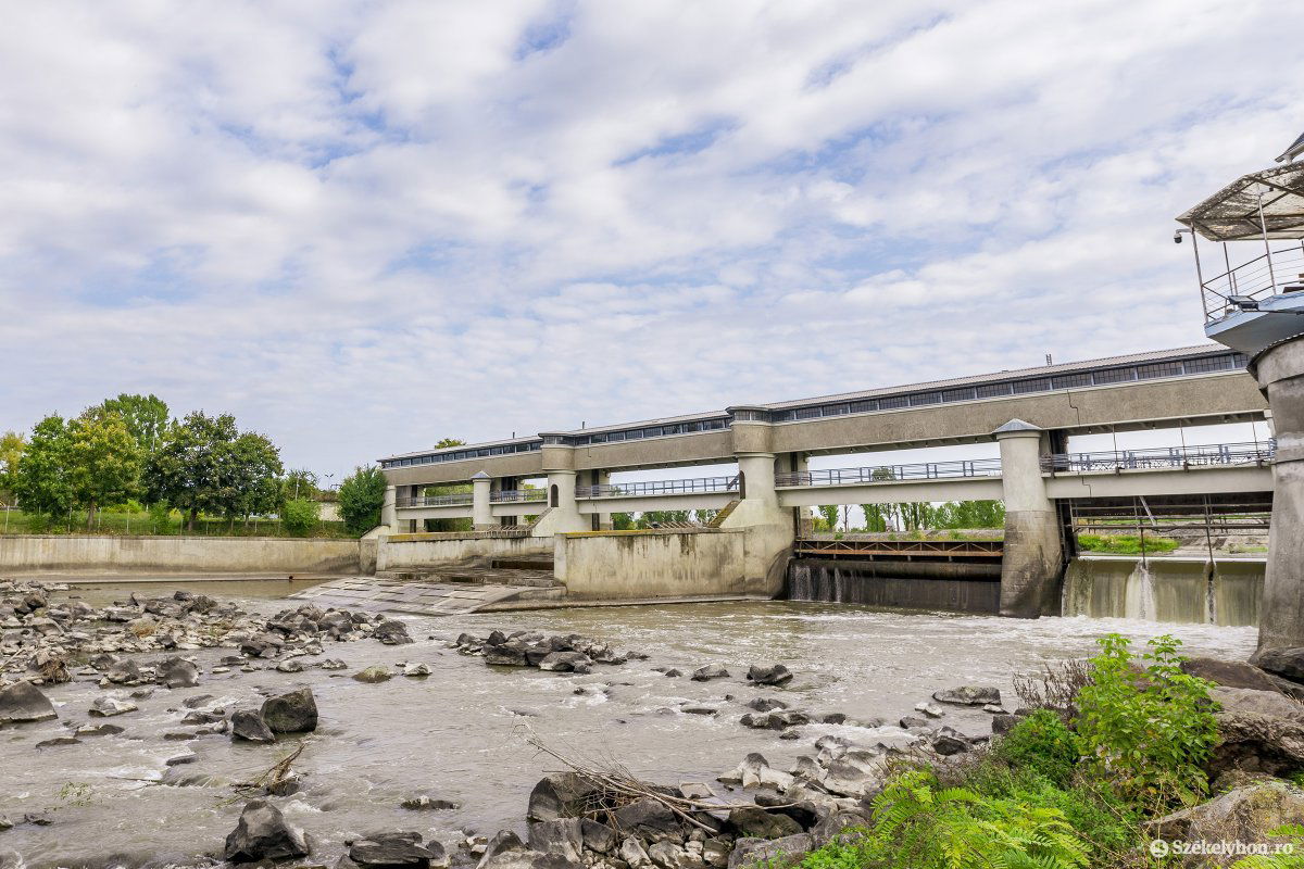 Hamarosan nekifognak a zsiliprendszer megjavításának. Rég nem volt ilyen alacsony a Maros vízállása &bullet;  Fotó: Haáz Vince